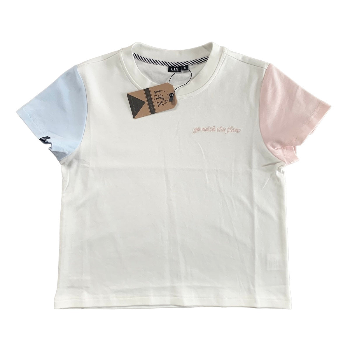 T-shirt blanc avec une manche rose et une manche bleue. Fait de coton super doux. Conçu par Lix design une entreprise Québécoise. Inscription ''go with the flow'' brodé en rose sur le devant.