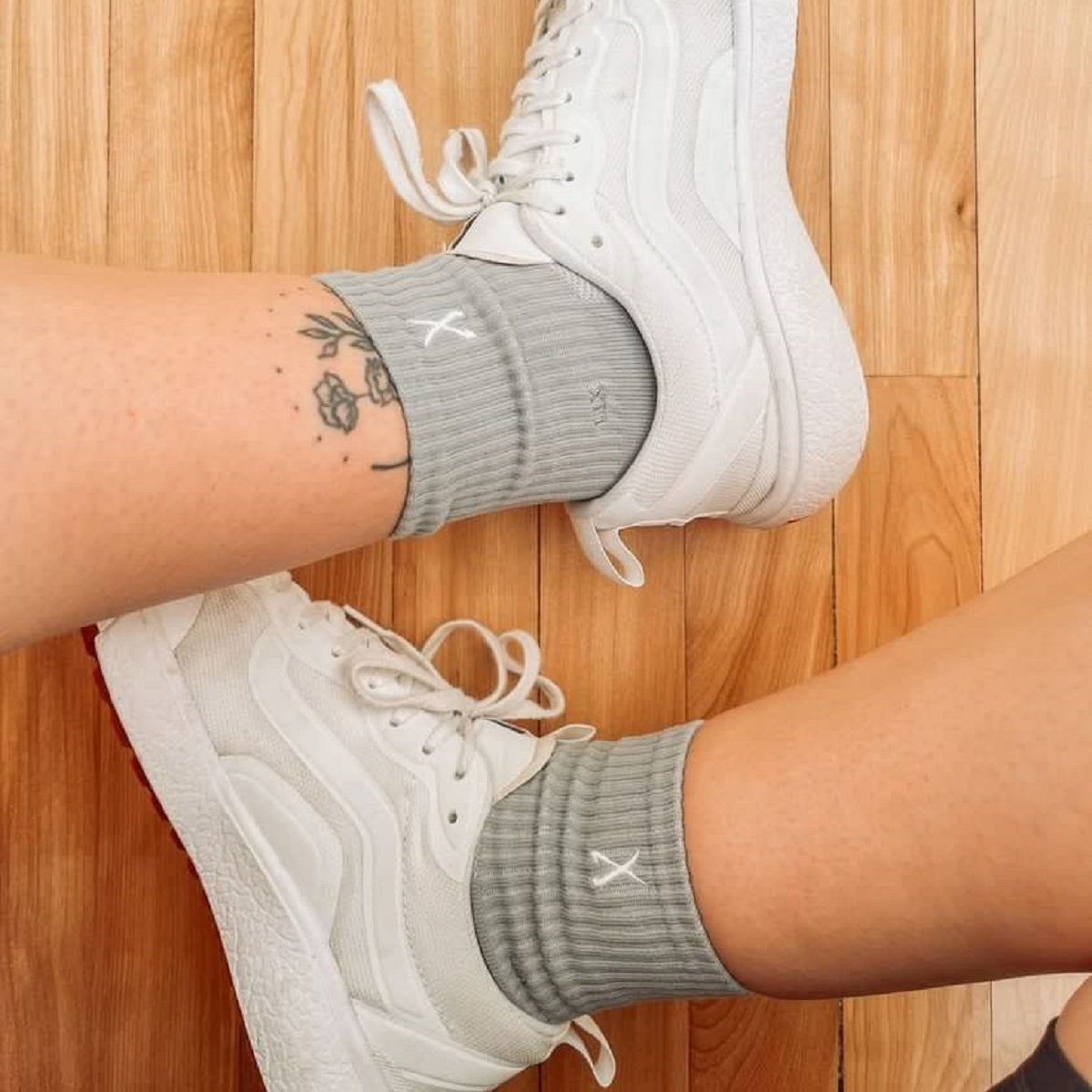 Chaussettes, bas de sport avec une partie aérée sur le dessus du pied pour laisser l'air circuler et éviter la création d'humidité. Bon soutien. Conçu au Québec. Bas court.