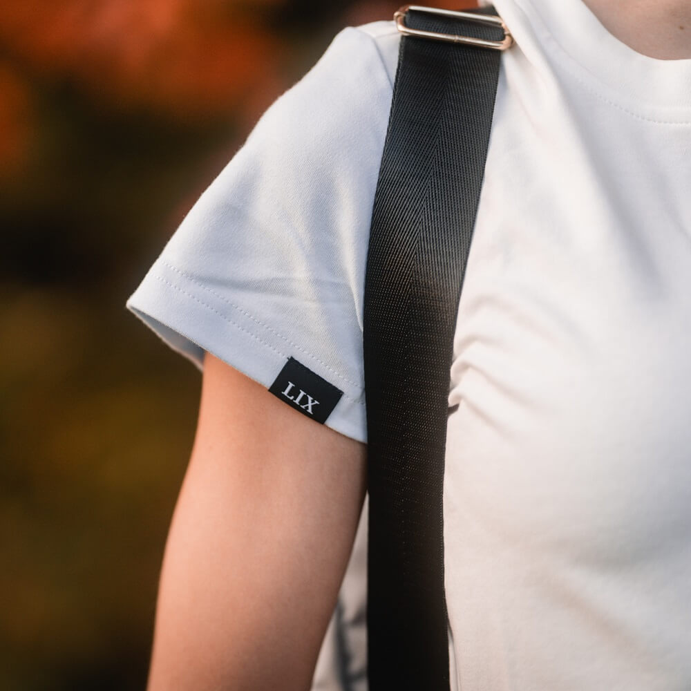 Chandail. T-shirt blanc avec une manche rose et une manche bleue. Fait de coton super doux. Conçu par Lix design une entreprise Québécoise. Inscription ''go with the flow'' brodé en rose sur le devant. Petit détail LIX sur la manche.