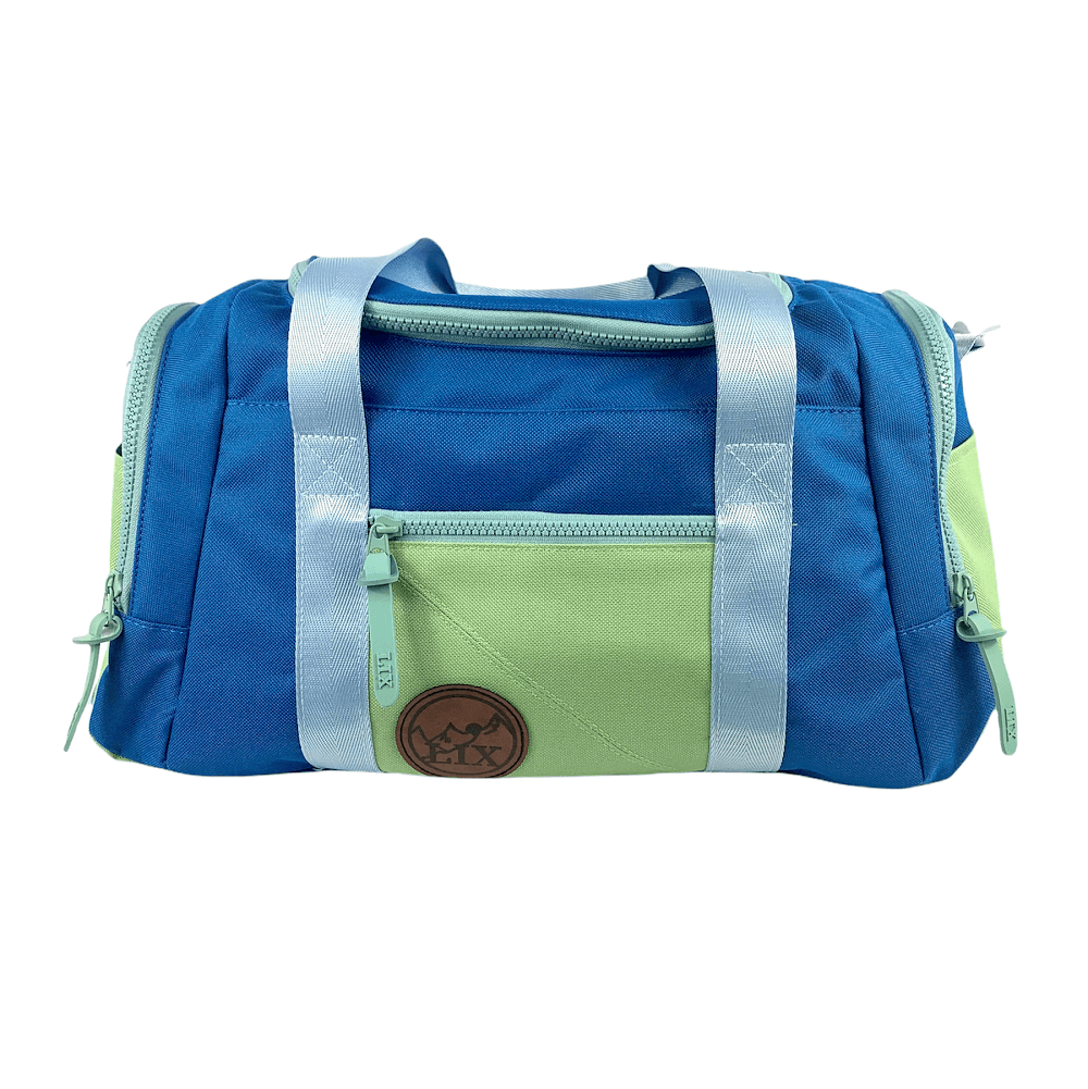 Sac de sport de format moyen en polyester de couleur bleu, vert et bleu pâle. Pochette avec fermeture à glissière de couleur verte à l'avant. Sangle double pour le transport avec velcro. Grande sangle amovible pour le transport sur l'épaule. Backpack made in canada. Lix. Sac a dos Canada