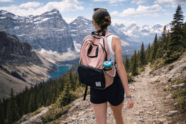 sac a dos rose et pochette bleu marin hydrofuge avec plusieurs compartiments. Poche pour gourde de chaque cotés.  