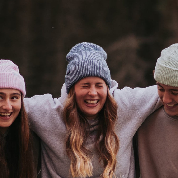 LIX DESIGN TUQUE ET PASSE MONTAGNE POUR L'HIVER QUÉBÉCOIS