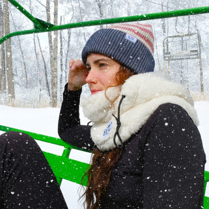 Passe montagne de couleur beige blanc porte le par dessus ton casque de ski. 