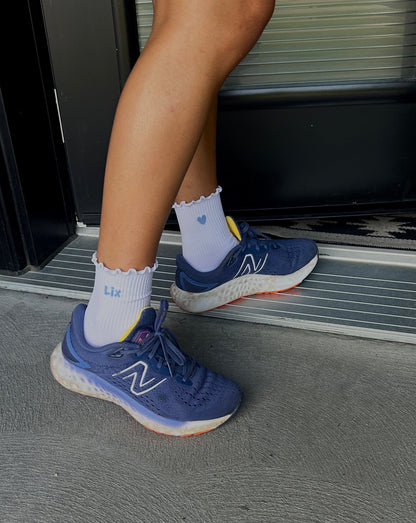 Bas Sweet Ride blanc LIX Design – Chaussettes à volant portées avec New Balance, look sport féminin.