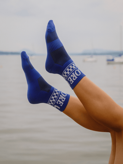 Bas sport Explore bleu indigo LIX Design . Chaussettes athlétiques respirantes.