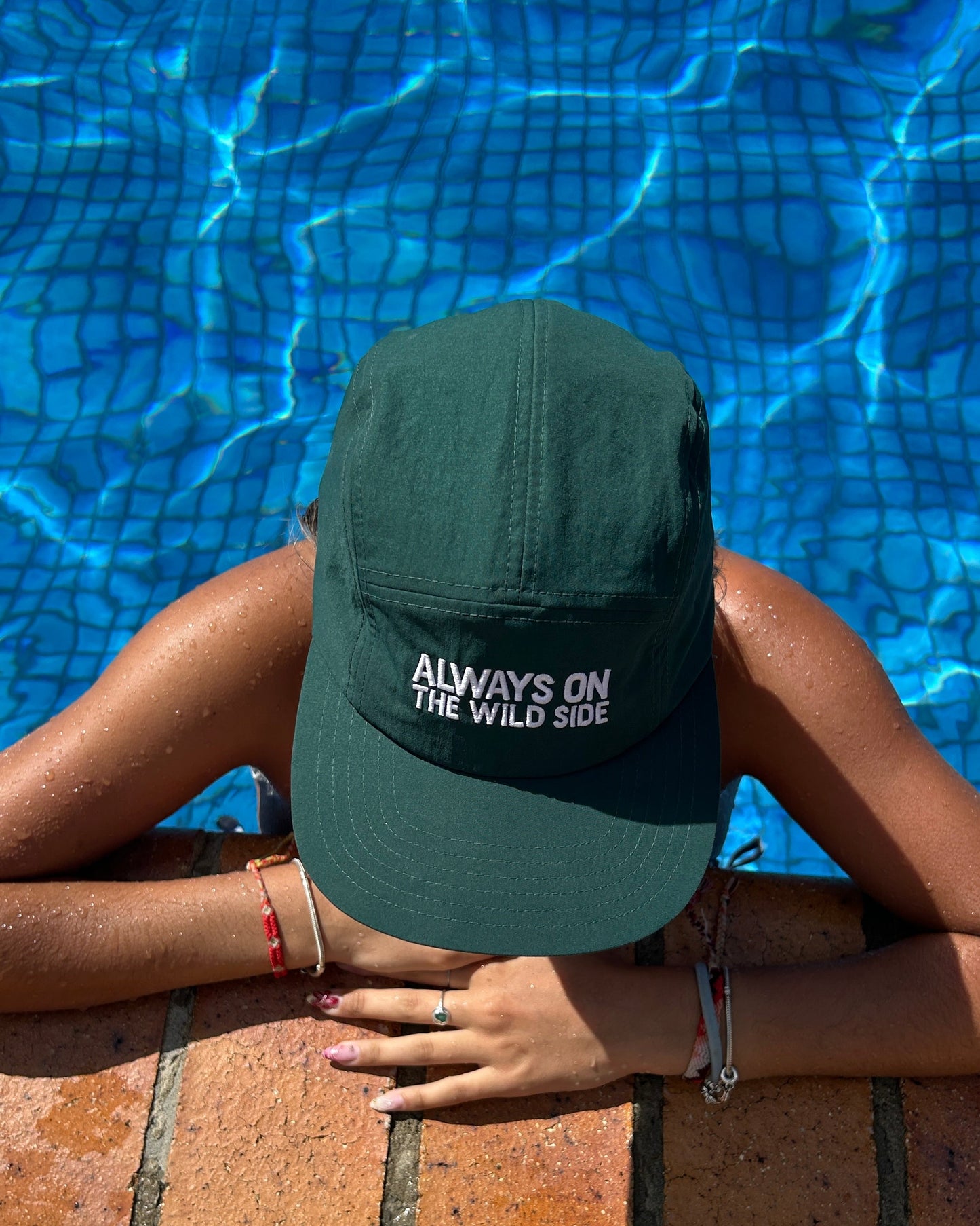 Casquette vert avec protection u.v. et broderie blanche ''always on the wild side'' concu par lix une entreprise québécoise. 