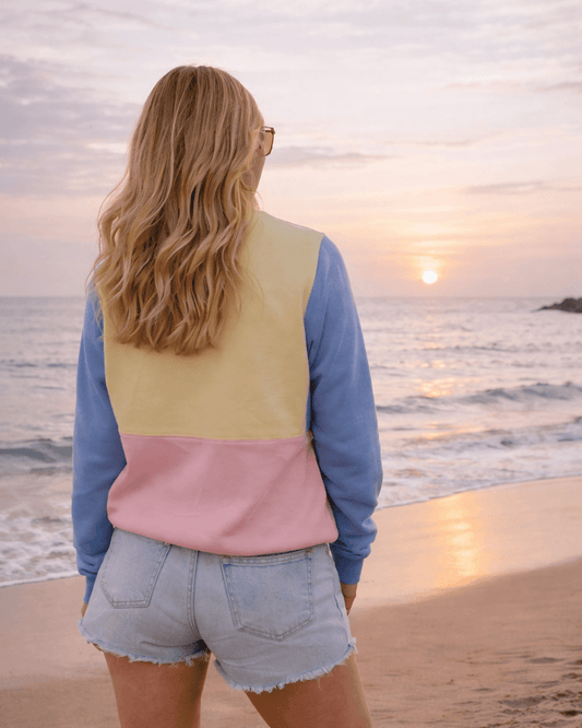 crewneck rose jaune bleu avec coucher de soleil sur la plage. 