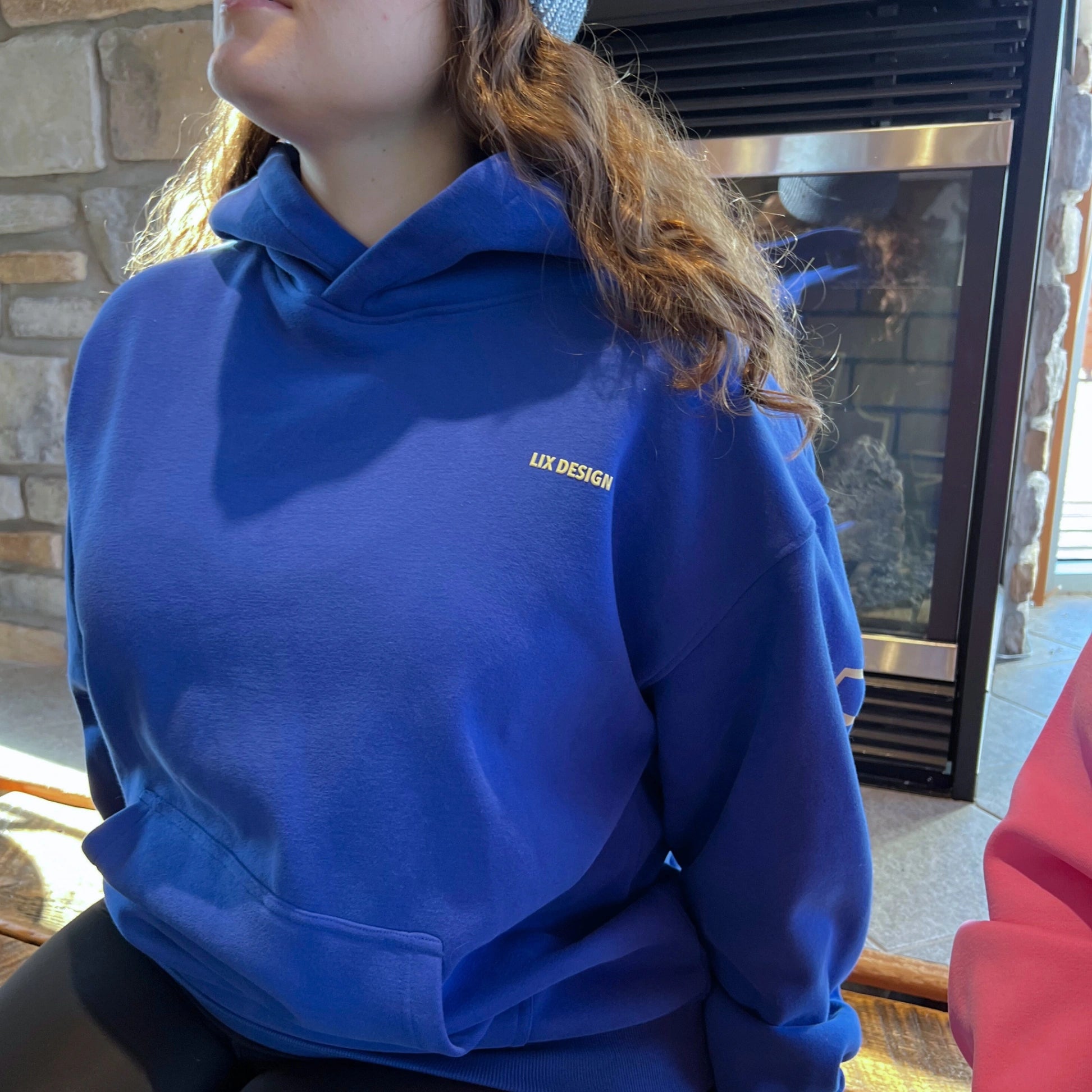 Hoodie avec petit imprimé 3d au devant et grande imprimé au dos de couleur jaune. 