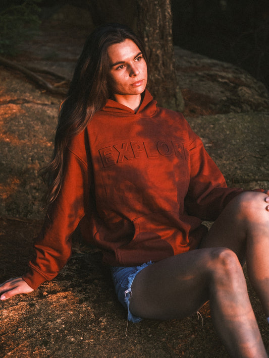 Hoodie Explore bourgogne LIX Design – Sweat à capuche rouge montagne, style outdoor premium.