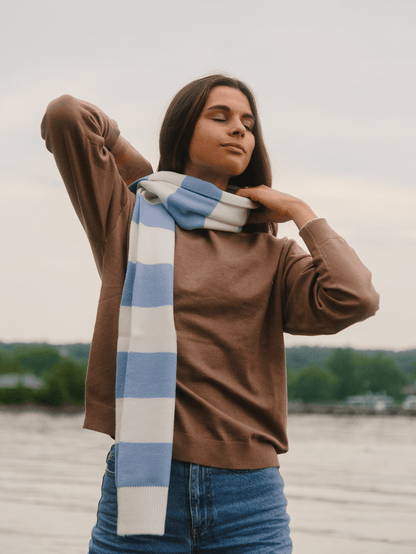 Foulard bleu et blanc LIX Design – Coastal Stripe, accessoire lifestyle outdoor unisexe.