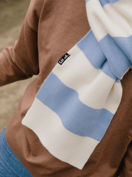 Foulard Coastal Stripe LIX Design – Zoom texture rayures bleu et blanc, accessoire premium.