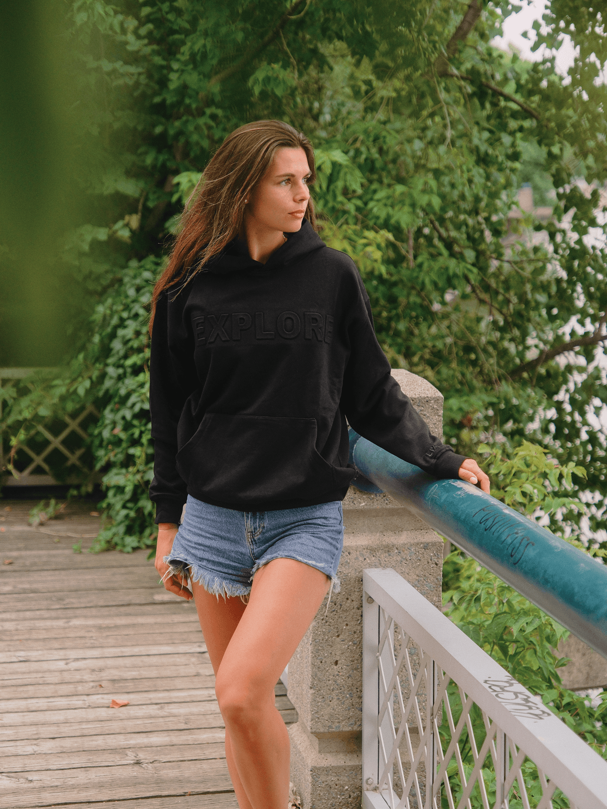 Hoodie Explore noir LIX Design – Vue de face Midnight Black, sweat à capuche premium.