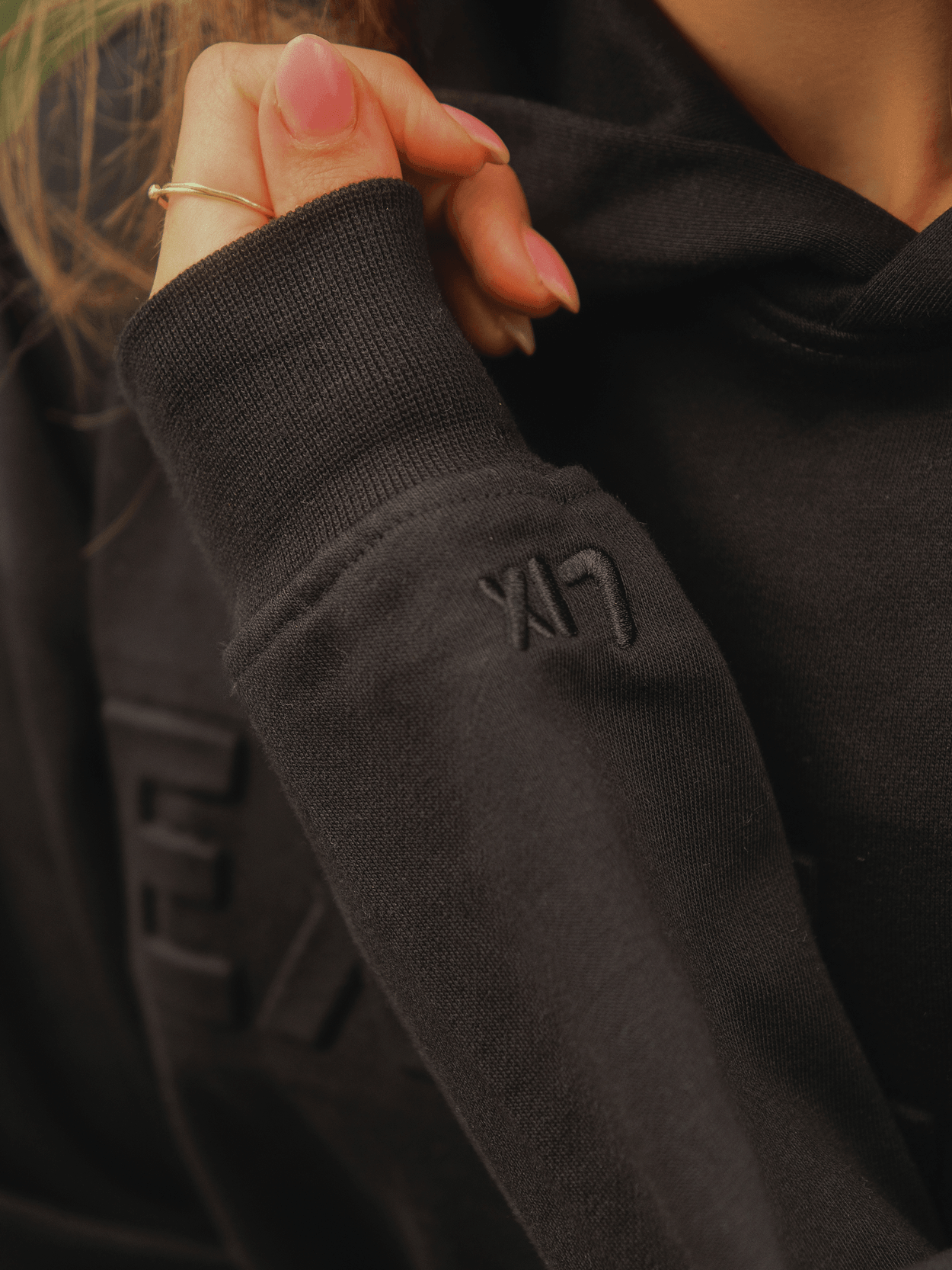 Hoodie Explore noir LIX Design – Zoom manche broderie Explore, qualité Midnight Black.