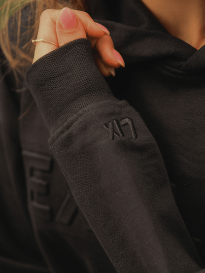 Hoodie Explore noir LIX Design – Zoom manche broderie Explore, qualité Midnight Black.