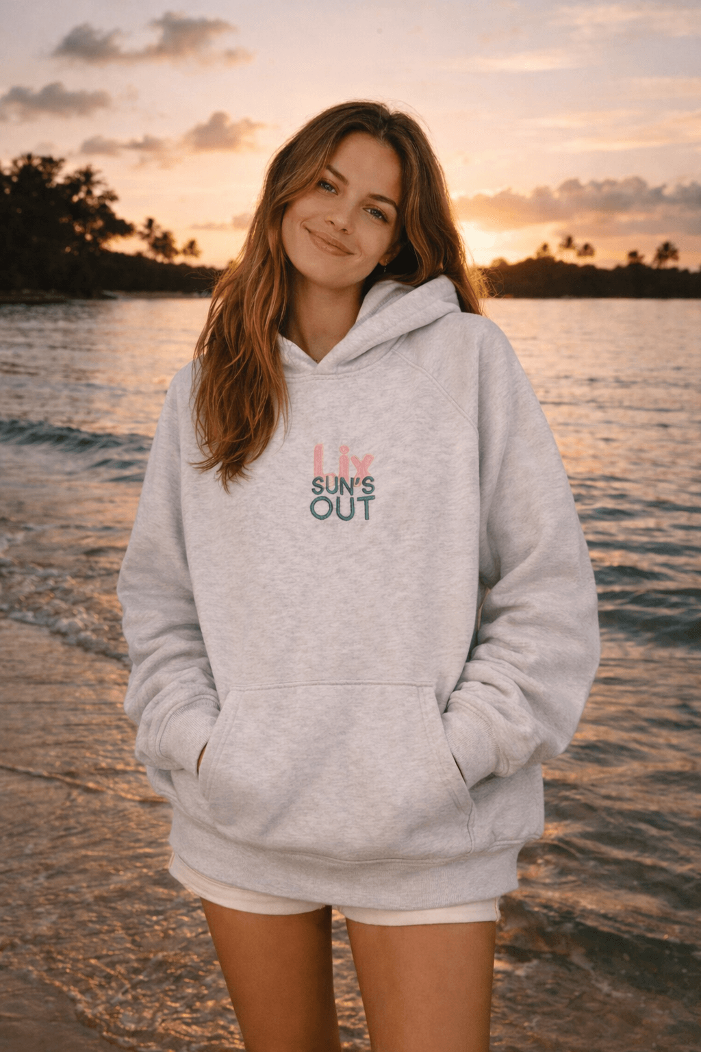 Hoodie avec broderie complète au dos d'un soleil et de vague pour rappeler les effets de vacances. 