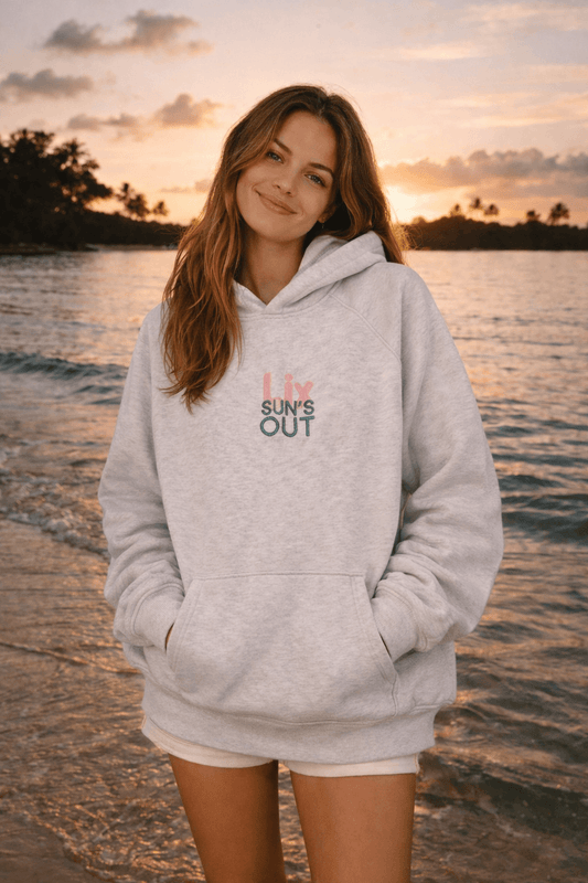 Hoodie avec broderie complète au dos d'un soleil et de vague pour rappeler les effets de vacances. 