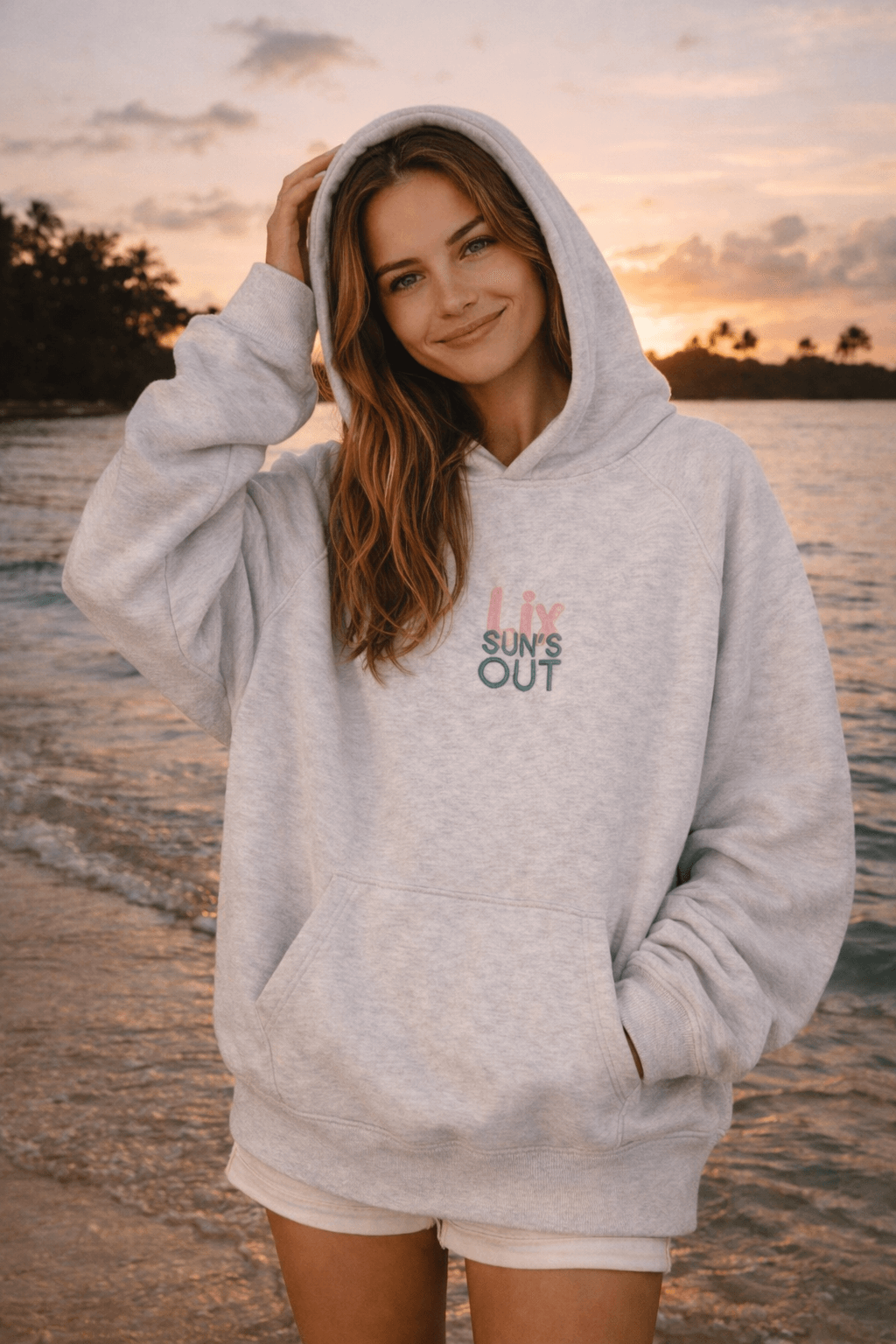 Hoodie gris avec broderie rose lix au devant et sun's out en bleu. 