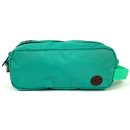 Trousse de voyage de couleur bleue turquoise conçu par Lix design une entreprise québécoise. Fais de matières recyclées, de bouteilles de plastique post consommation. Avec logo embossé dans un badge en cuir synthétique de couleur brune. Lix brodé en noir sur le dessus. Durable et écoresponsable.