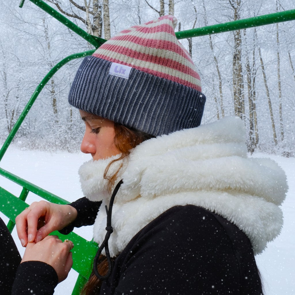 Passe montagne de couleur blanc fluffy. Hooder avec tuque.