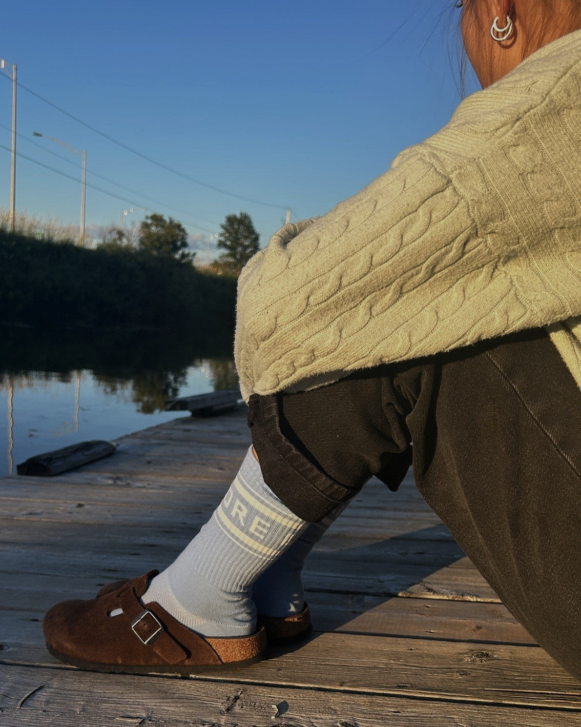Bas coton bleu LIX Design – Chaussettes Explore portées au quai, lifestyle outdoor.