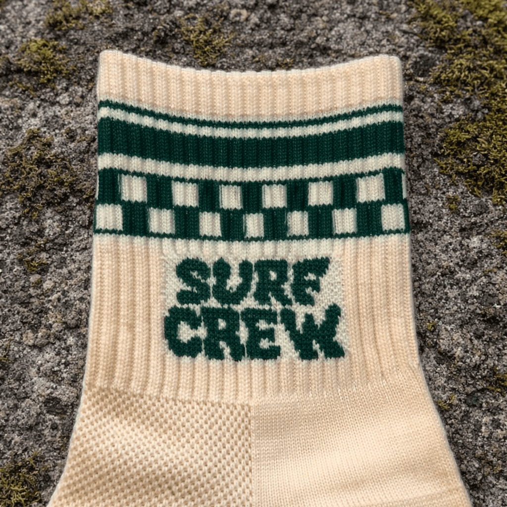 Bas surf crew beige avec design vert surf crew et damier vert. 