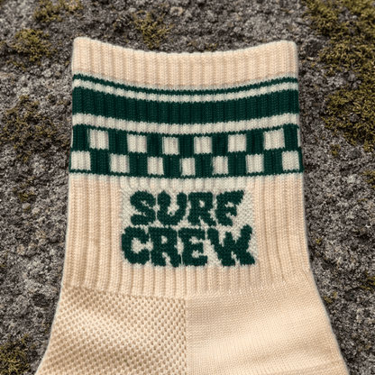 Bas surf crew beige avec design vert surf crew et damier vert. 