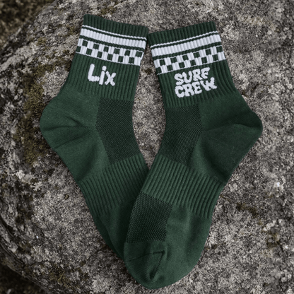 Bas chaussette vert avec design blanc surf crew et damier blanc. 