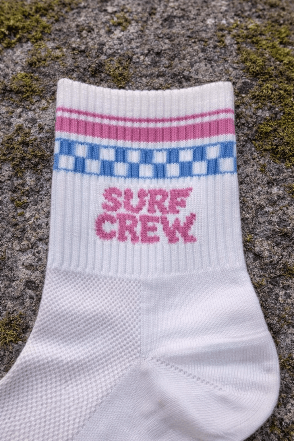 Bas blanc avec surf crew rose et damier bleu. 