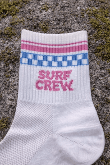 Bas blanc avec surf crew rose et damier bleu. 