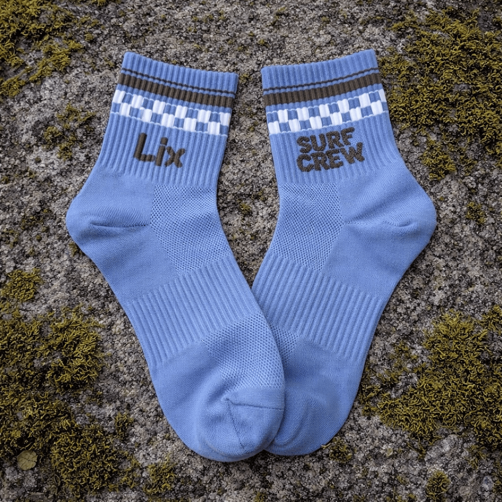 Bas bleu avec surf crew brun gris et damier blanc. 