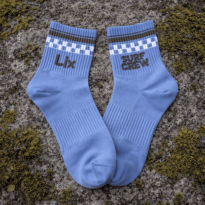 Bas bleu avec surf crew brun gris et damier blanc. 