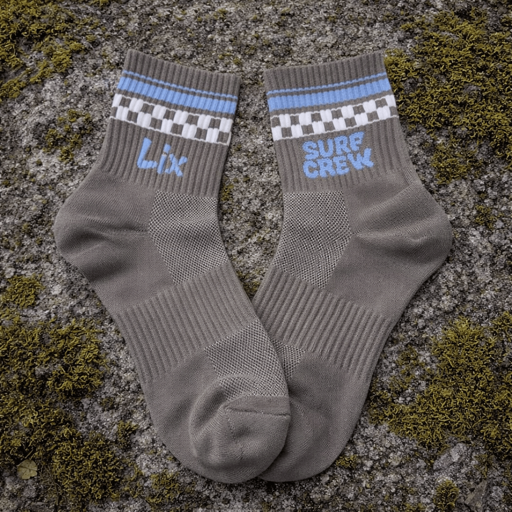 Bas brun gris avec surf crew bleu et damier blanc.