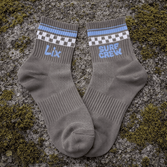 Bas brun gris avec surf crew bleu et damier blanc.