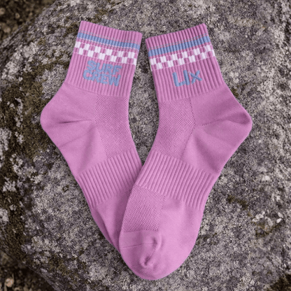 Bas rose avec surf crew bleu et damier blanc. 