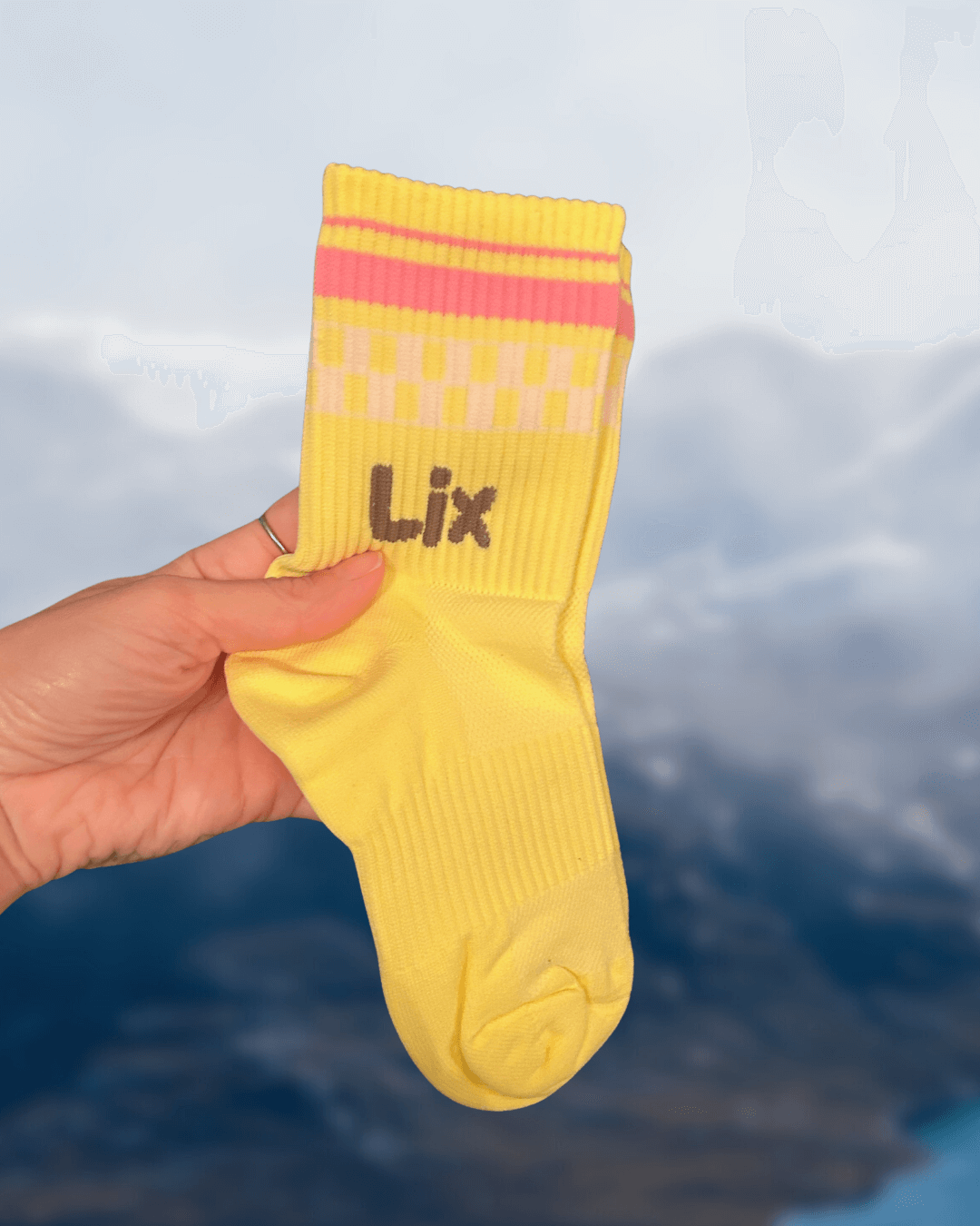 Chaussette jaune en nylon pour enfant 7 - 12 ans. bas jaune brune rose et blanche. 