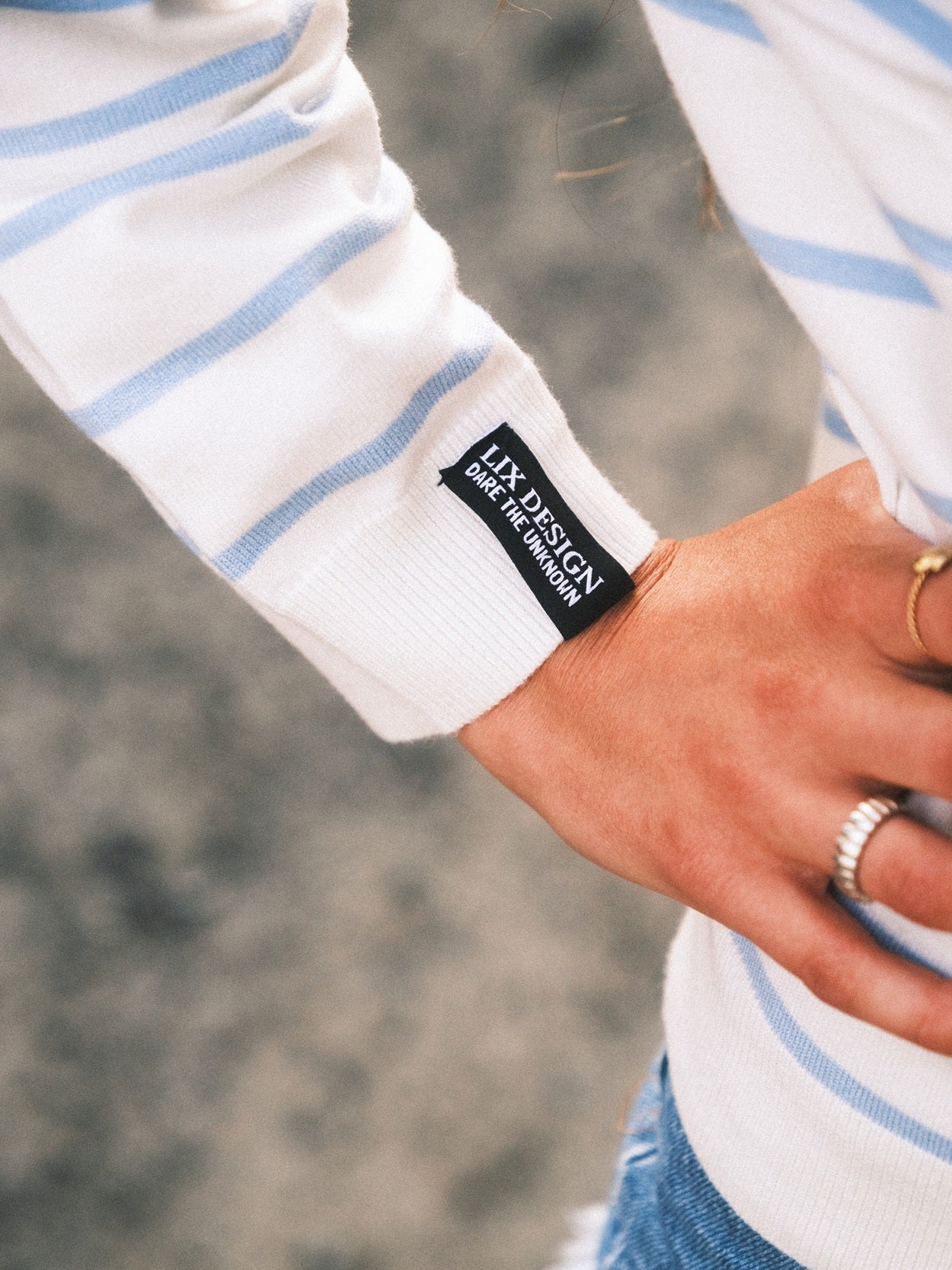 Tricot bleu Coastal Stripe LIX Design – Off-shoulder rayures, look premium lifestyle.