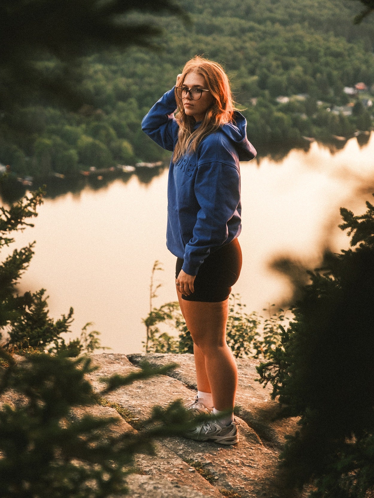 Hoodie Explore bleu indigo LIX Design – Sweat à capuche Last Light, style outdoor premium.