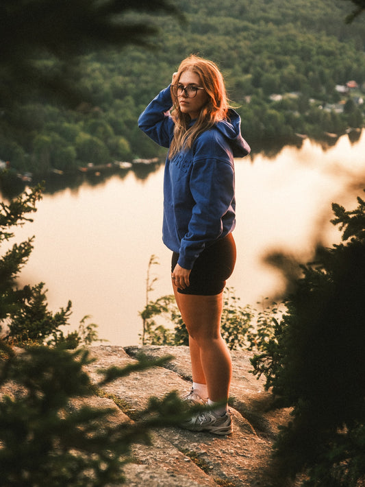 Hoodie Explore bleu indigo LIX Design – Sweat à capuche Last Light, style outdoor premium.