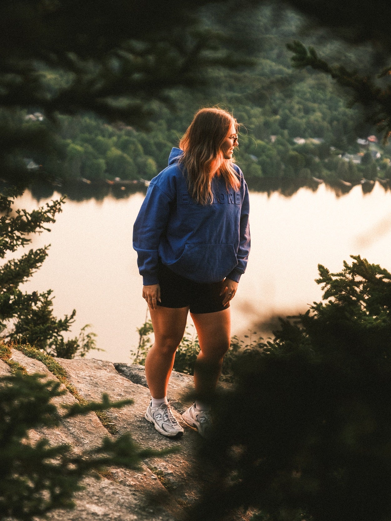 Hoodie Explore bleu indigo LIX Design – Pull à capuche oversize, confort et style moderne.