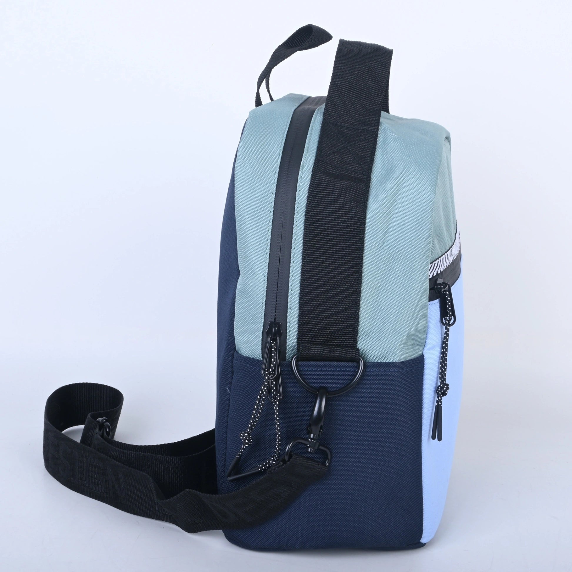 Boite à lunch bleu conçu au Québec par LIX. Imperméable. 