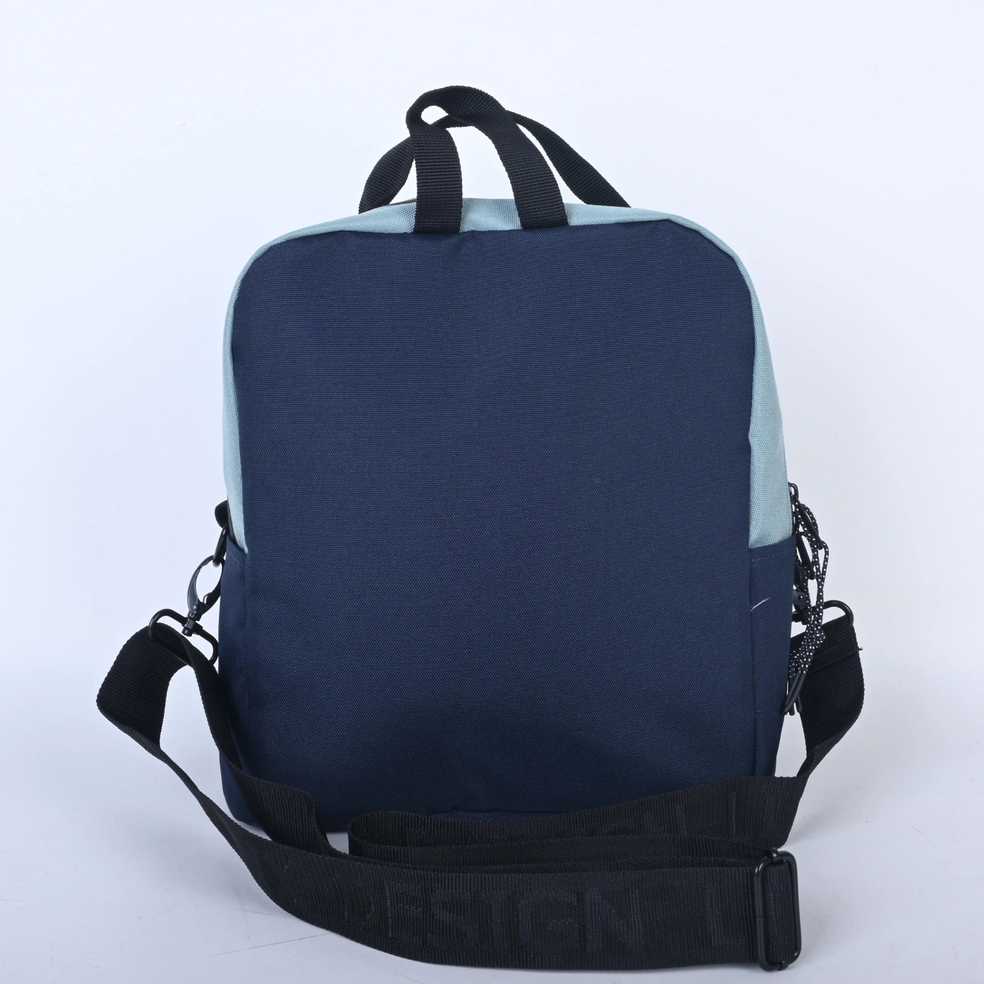 Boite à lunch bleu en polyester recyclé conçu par Lix au Québec. 