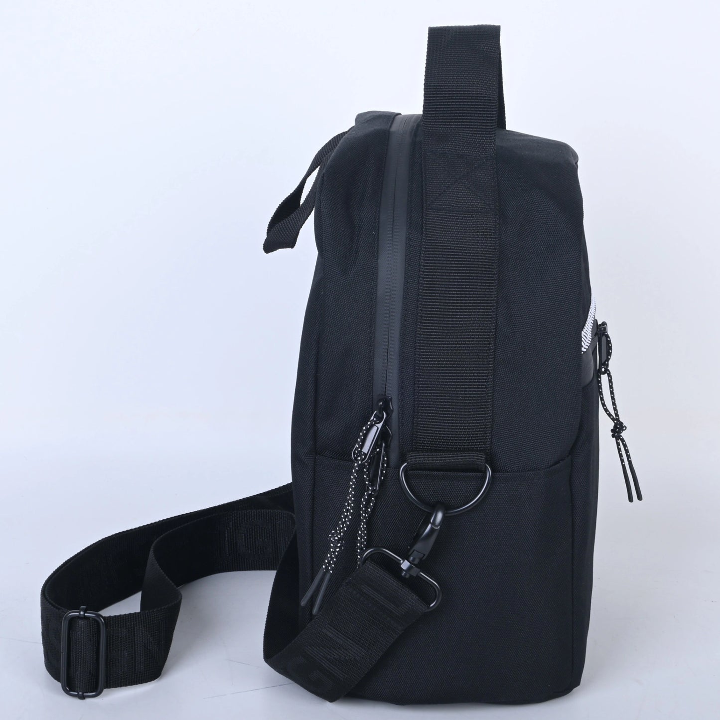 Lunchbag black, boite à lunch noir conçu par LIX au Québec. Imperméable. 
