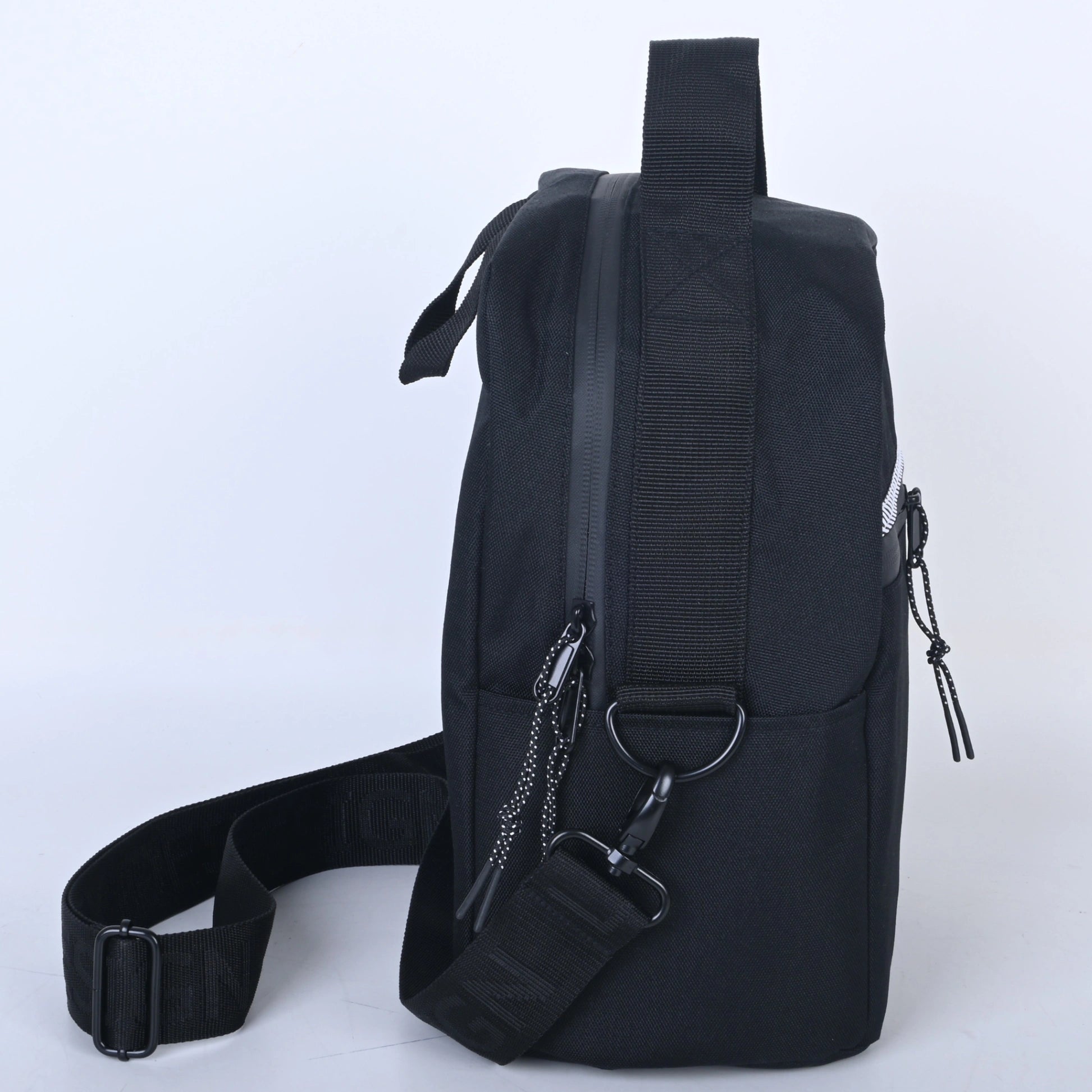 Lunchbag black, boite à lunch noir conçu par LIX au Québec. Imperméable. 