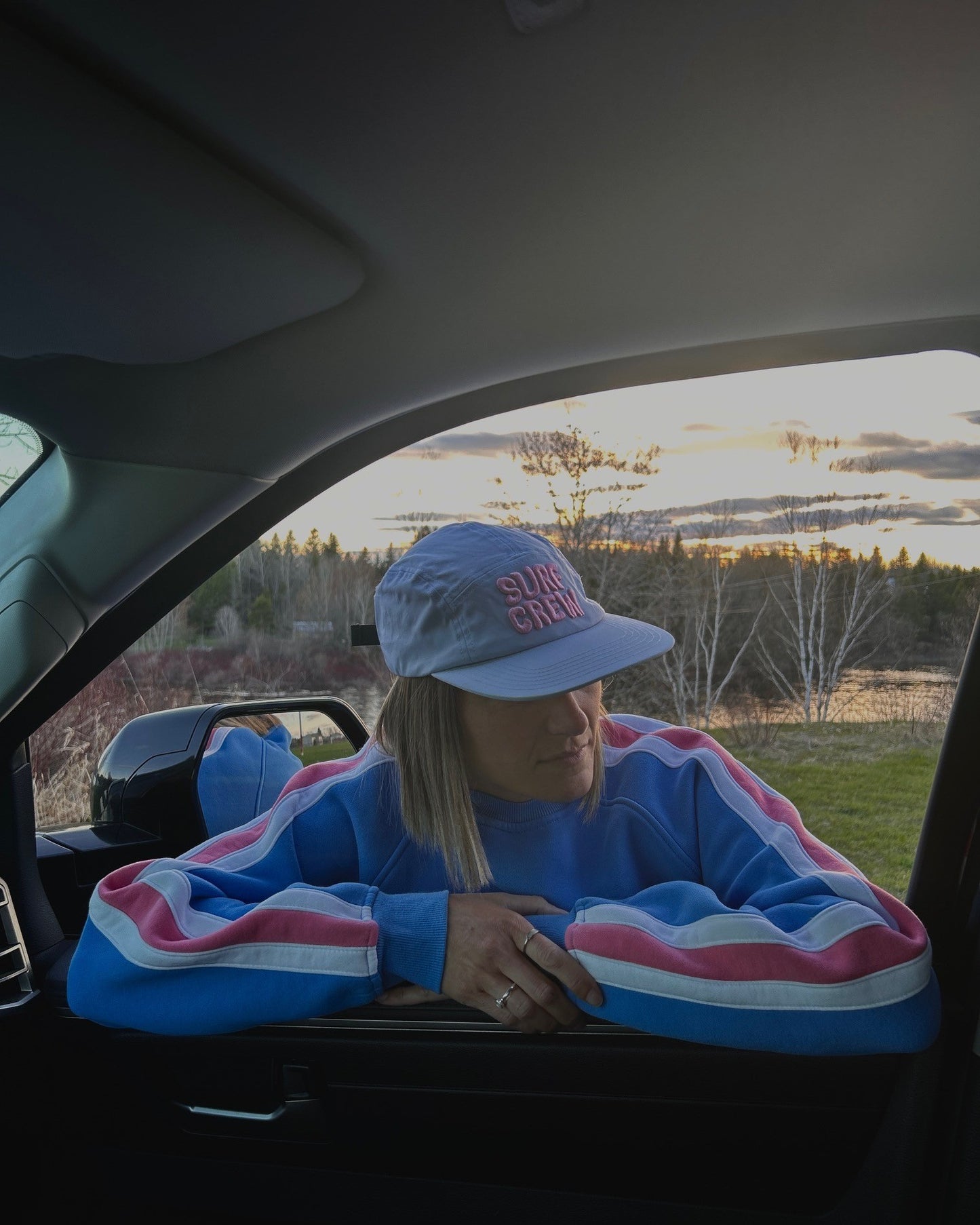 Casquette bleu avec broderie rose 3d surf crew unisexe. Crew bleu avec rayure rose et blanche sur les manches. 
