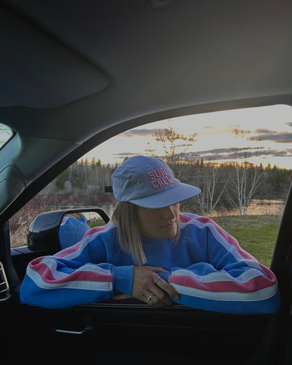 Casquette bleu avec broderie rose 3d surf crew unisexe. Crew bleu avec rayure rose et blanche sur les manches. 
