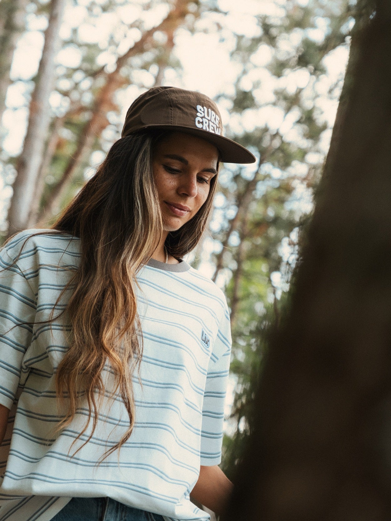 Casquette brune LIX Design – Portée avec t-shirt vintage, look lifestyle premium.