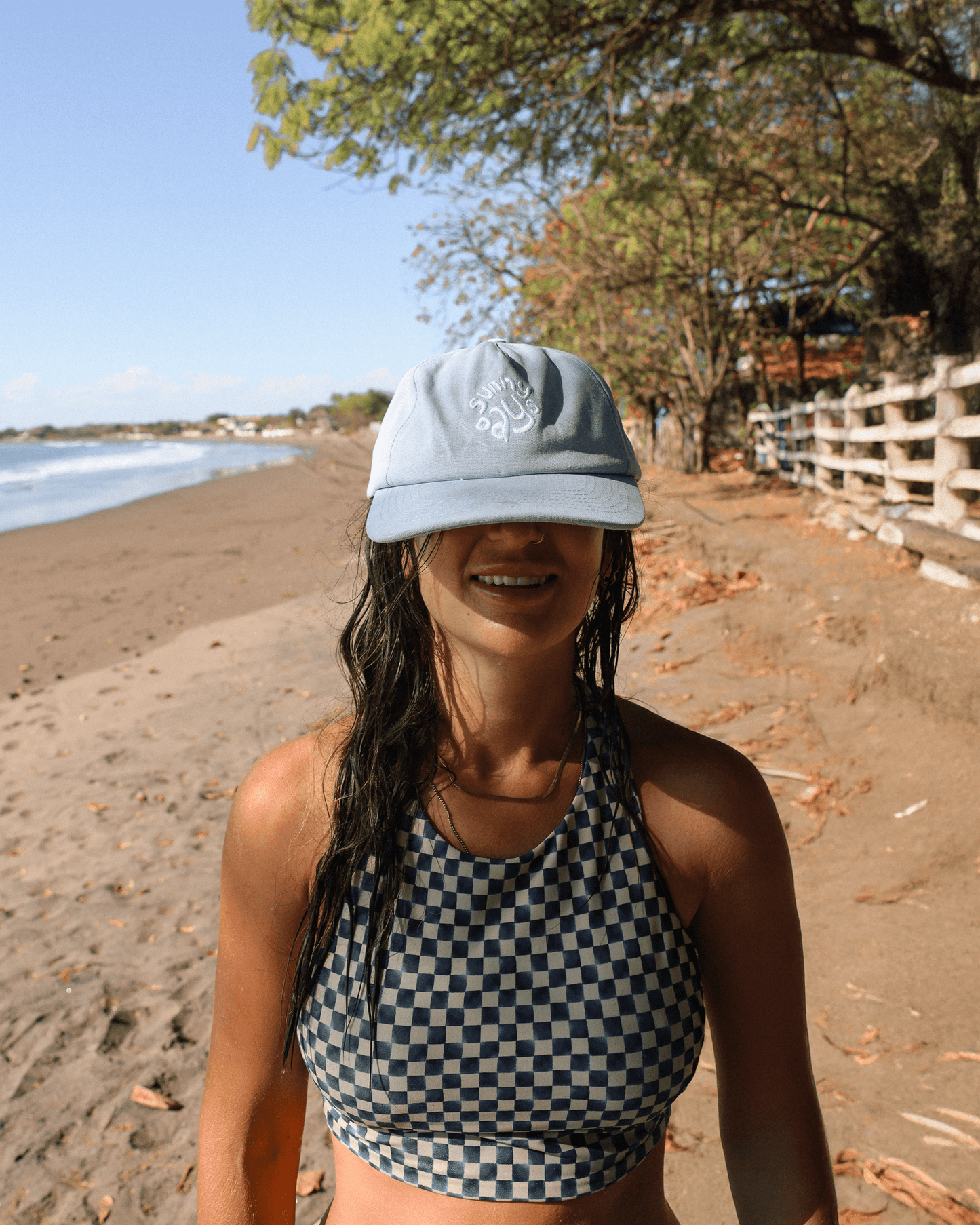 Casquette bleu avec broderie blanche sunny days pour homme et femme. Concu par lix une entreprise québécoise. 