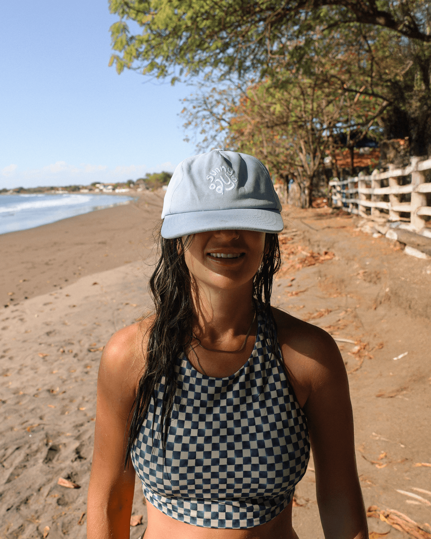 Casquette bleu avec broderie blanche sunny days pour homme et femme. Concu par lix une entreprise québécoise. 
