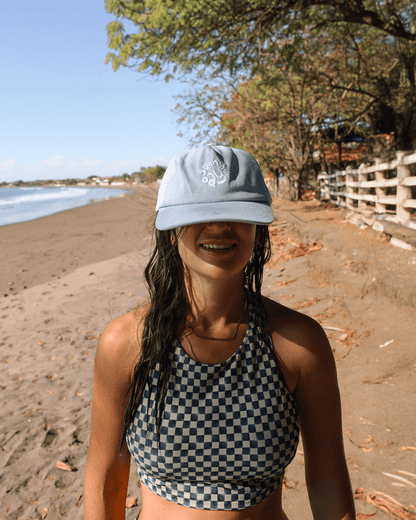 Casquette bleu avec broderie blanche sunny days pour homme et femme. Concu par lix une entreprise québécoise. 