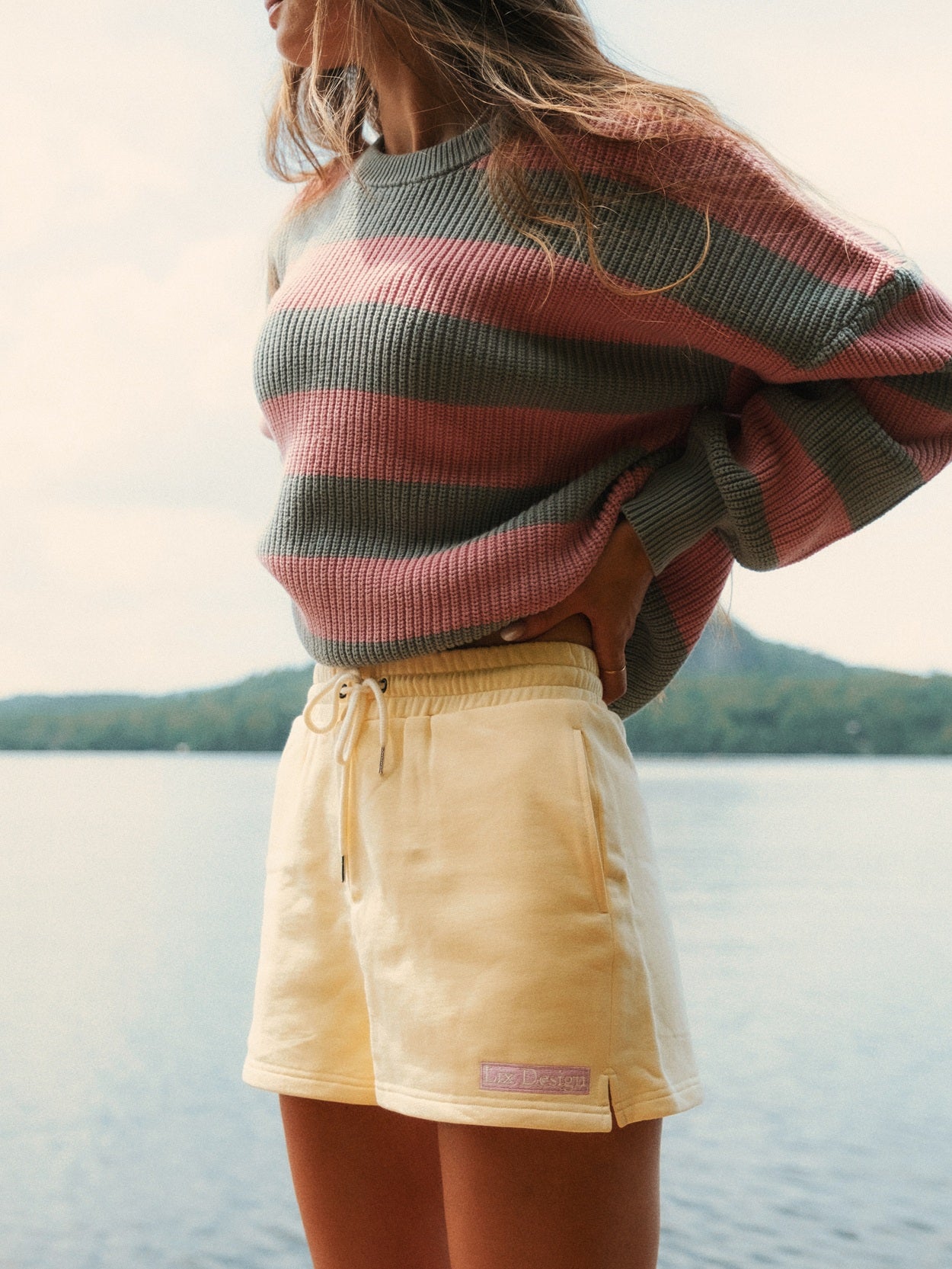Tricot Classic Stripe rose LIX Design – Porté avec short jaune, look lifestyle.